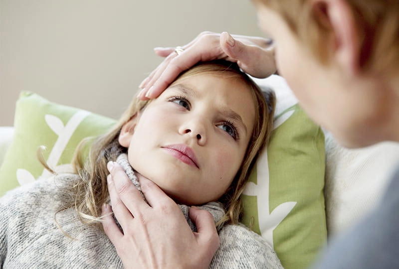 Мама с дочерью у которой болит горло