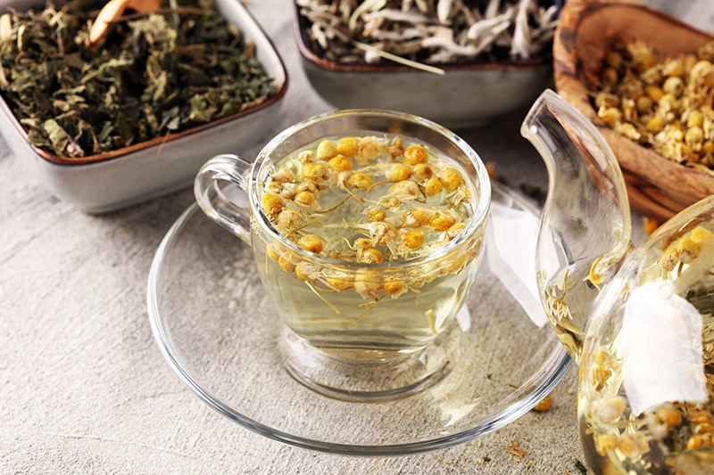 Полоскание ромашкой может помочь уменьшить воспаление и удалить пробки, фото