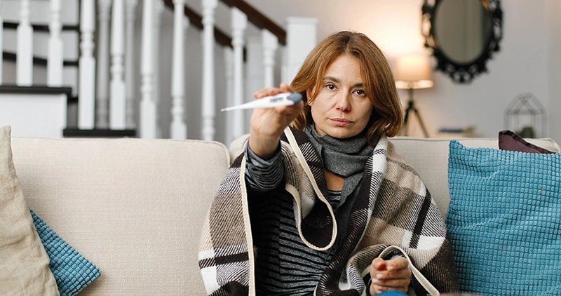 При гнойных пробках может наблюдаться небольшое повышение температуры тела, фото